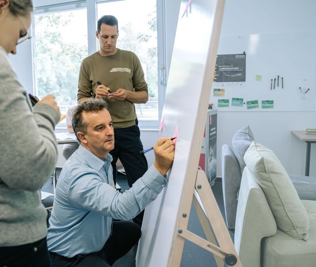 Prof. Dr. Armin Varmaz im FreiRAUM Prof. Varmaz schreibt auf eine Metaplanwand