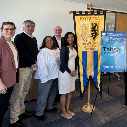 Das Bild zeigt Prof. Dr. Leena Pundt und Mitarbeitende der Hofstra University New York.