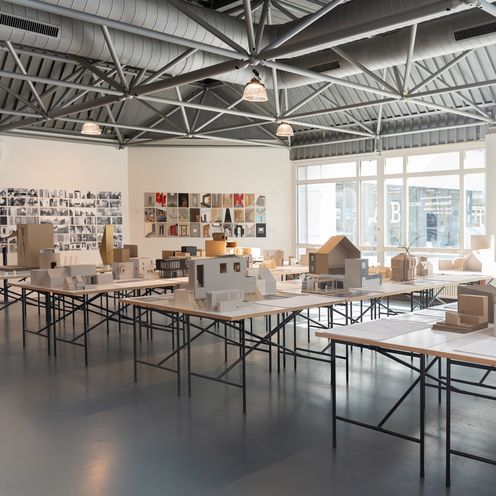 Tische mit Architekturmodellen und -zeichnungen
