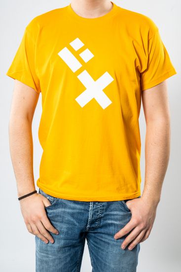 Das Model trägt ein gelbes T-Shirt für Herren mit dem HSB-Logo darauf.