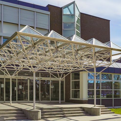 Au&szlig;enansicht des Eingangs zum Geb&auml;ude Flughafendamm 40.