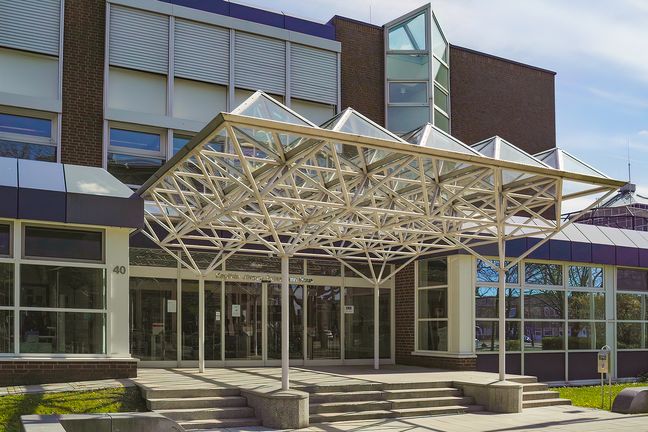 Au&szlig;enansicht des Eingangs zum Geb&auml;ude Flughafendamm 40.