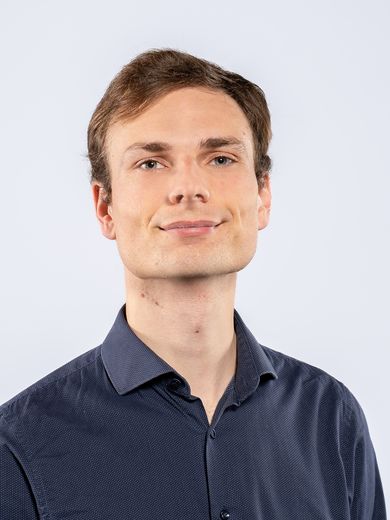Auf dem Foto ist Finn Ringelsiep zusehen. Er hat kurze blonde Haare und tr&auml;gt ein dunkelblaues Hemd. 