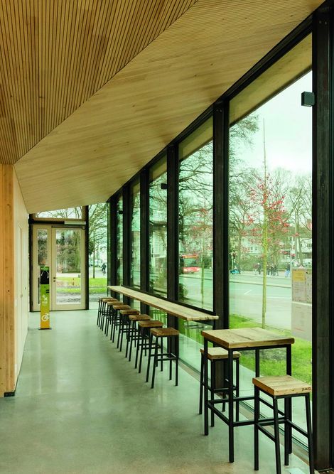 Innenansicht des Fahrradrepaircafés mit Blick auf die Bar und Fensterfront