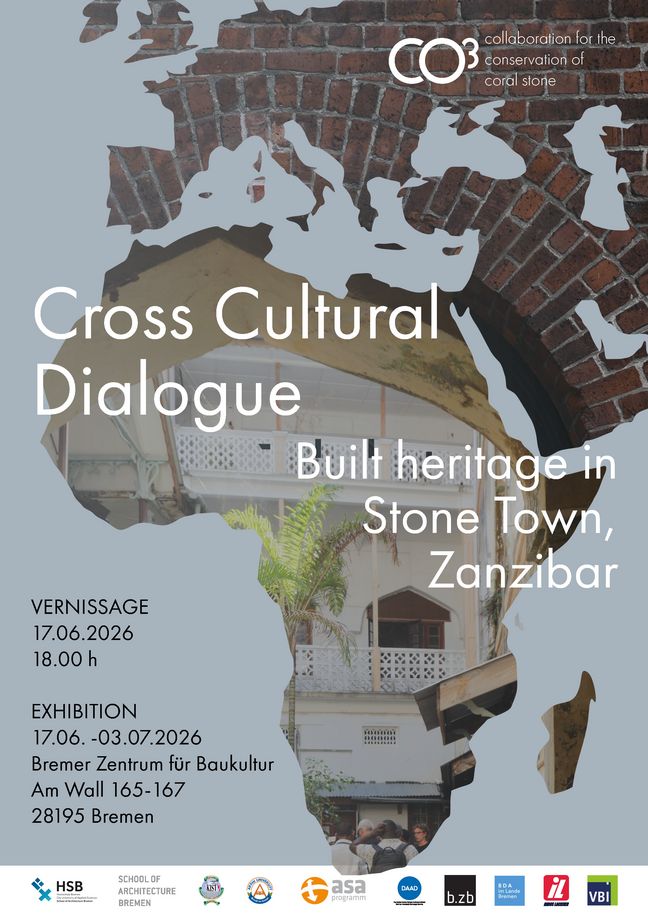 Plakat zur Ausstellung @HSB Ausstellungsplakat „Cross Cultural Dialogue – Built Heritage in Stone Town, Zanzibar“ mit Blick durch einen historischen Backsteinbogen auf einen Innenhof in Sansibar. Über dem Foto liegen grafische Konturen Afrikas sowie Informationen zu Vernissage und Ausstellung im Bremer Zentrum für Baukultur.