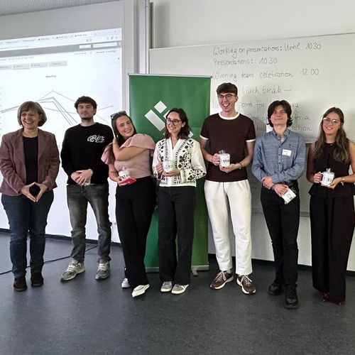 Das Bild zeigt das Gewinner Team des Planspiels.