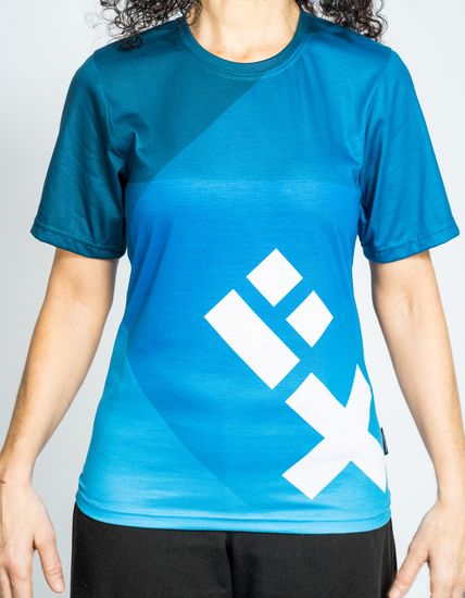 Das Model trägt ein blaues oversized Ombré-T-Shirt mit HSB-Logo.