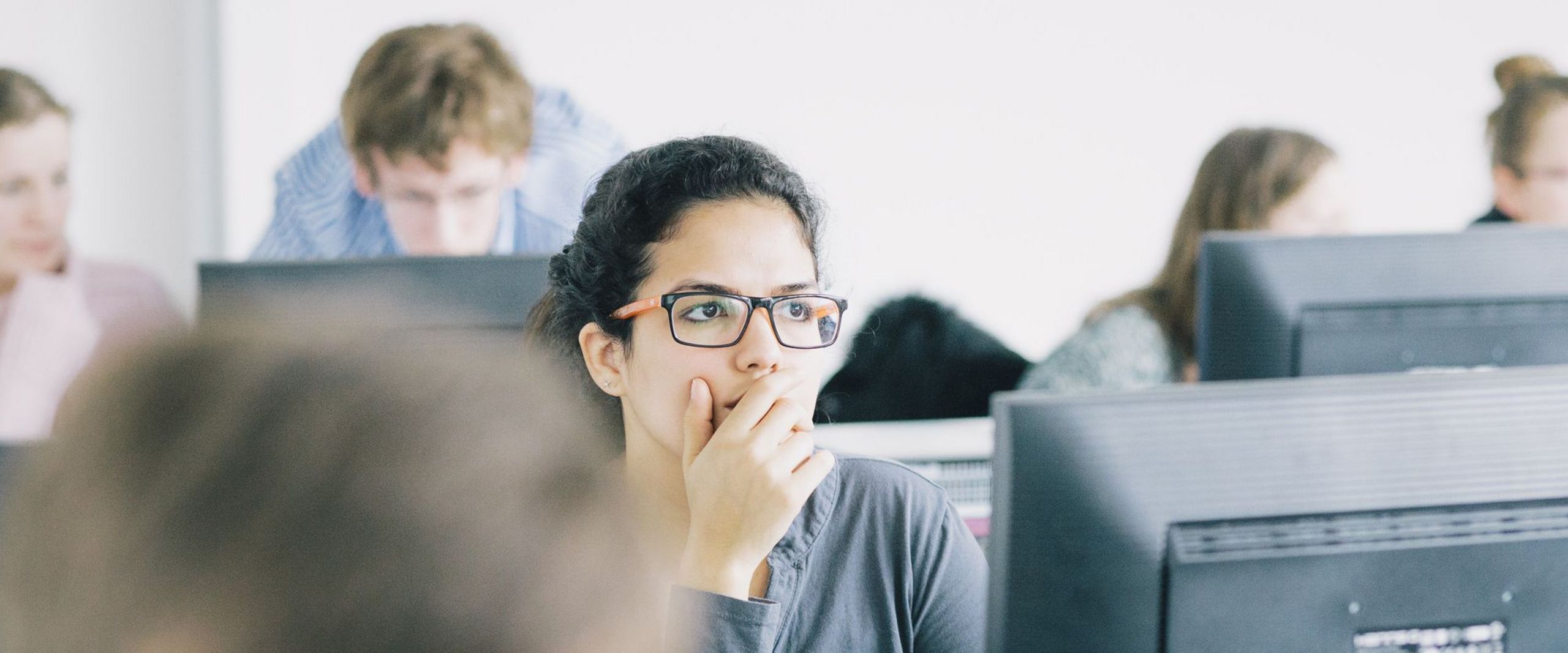 Nachdenkliche Studentin am Computer. 