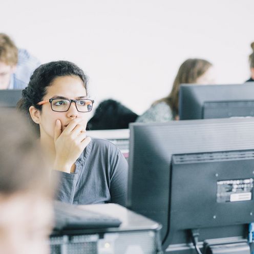 Nachdenkliche Studentin am Computer. 