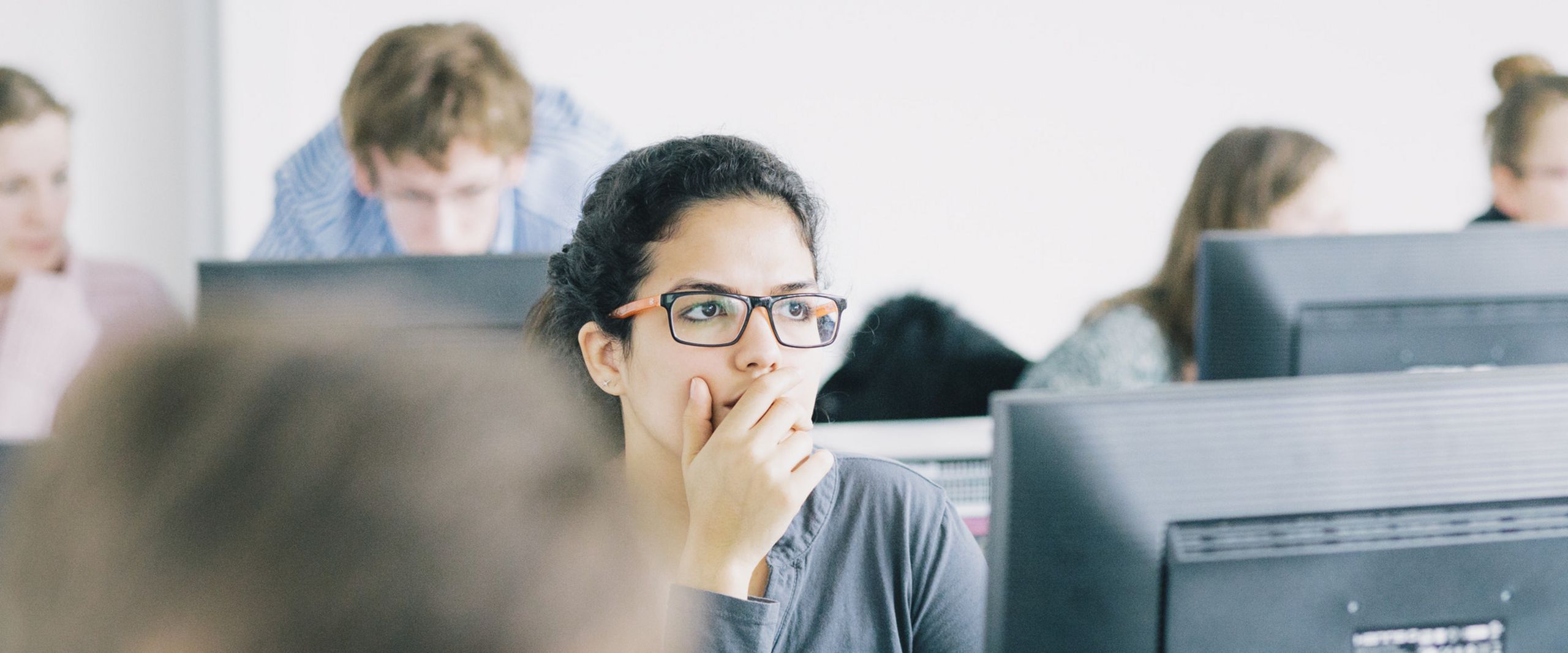 Studierende Nachdenkliche Studentin am Computer.