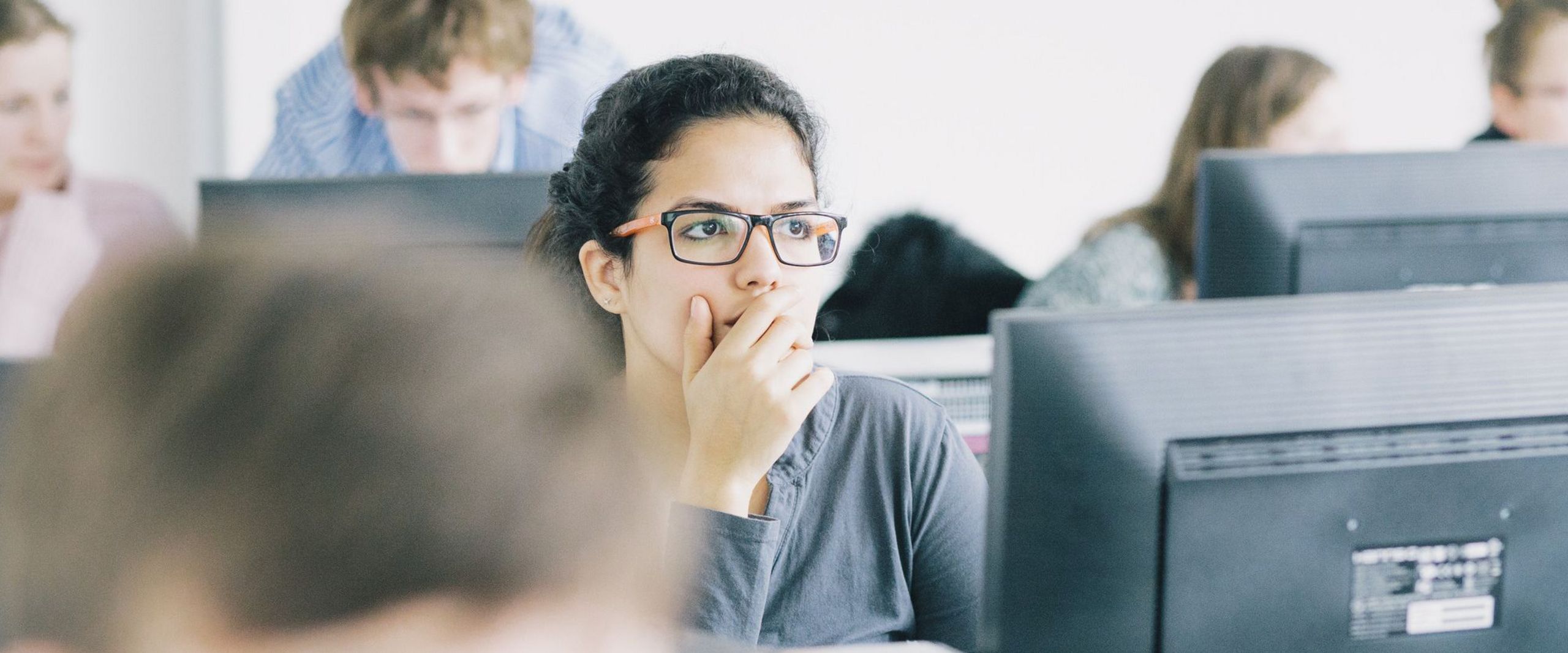 Nachdenkliche Studentin am Computer. 