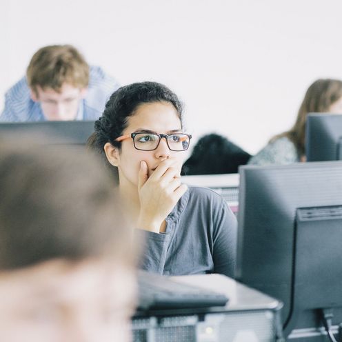 Nachdenkliche Studentin am Computer. 