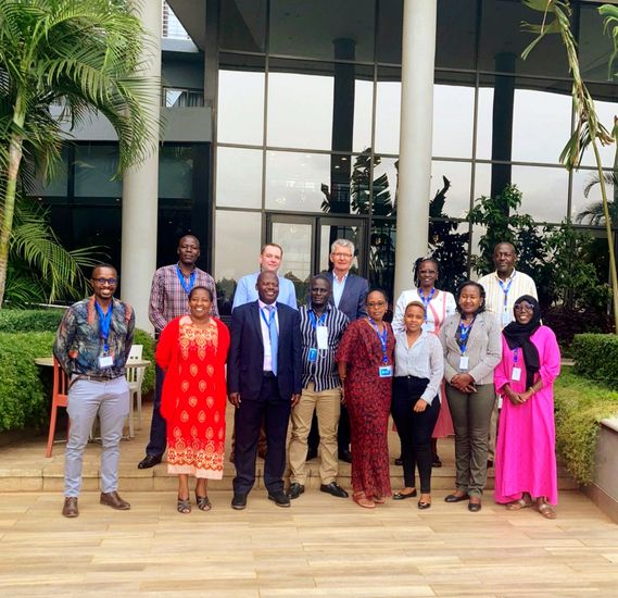 Gruppenbild von Seminarteilnehmer:innen in Kenia.