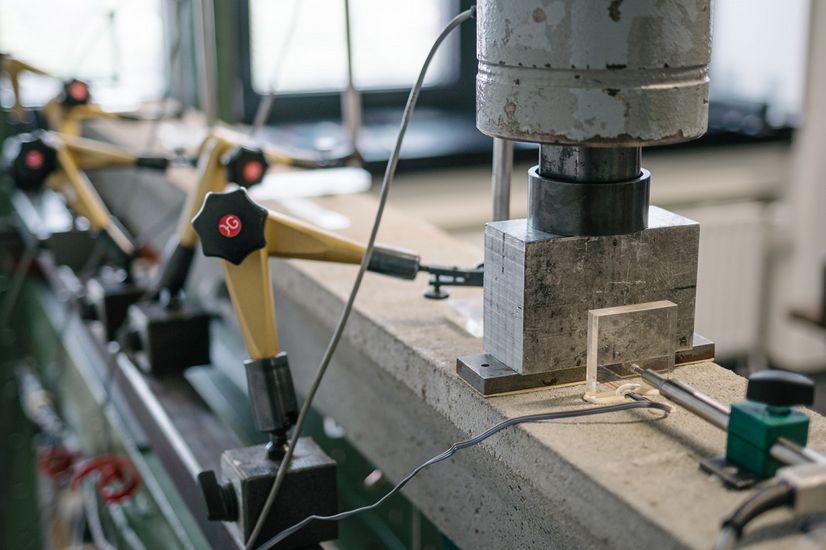 Detailaufnahme einer Maschine im Traglast-Labor