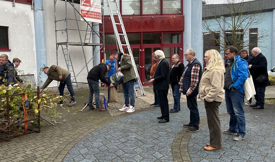 Praktiker-Tag für Sachsen-Anhalt in Staßfurt am 08.11.2025, Foto-2, Motiv: Jutesäcke befüllen
