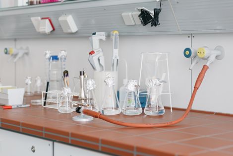 Geräte und Glasbehälter im Labor auf einem Tresen.