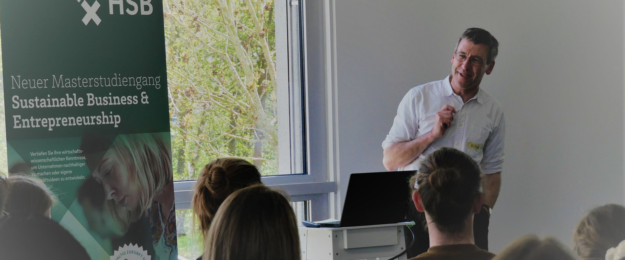 Prof. Dr. Ulrich Kr&uuml;ger spricht zu den Anwesenden beim Event zum Start des neuen Studiengangs Sustainable Business and Entrepreneurship im FreiRaum Bremen