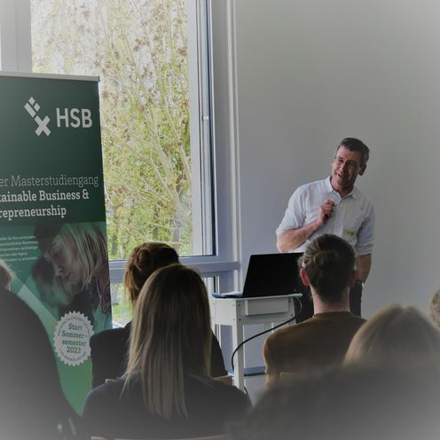 Prof. Dr. Ulrich Kr&uuml;ger spricht zu den Anwesenden beim Event zum Start des neuen Studiengangs Sustainable Business and Entrepreneurship im FreiRaum Bremen