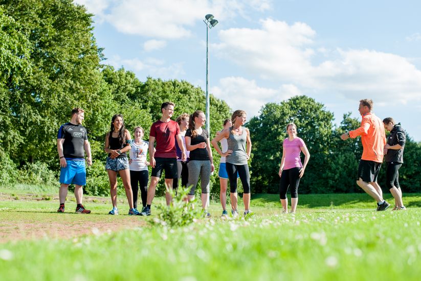 Die Teilnehmer warten an der Startlinie.
