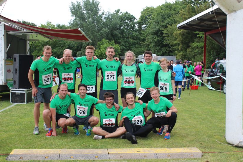Ein Gruppenbild von den L&auml;ufern unter dem Zielbogen.