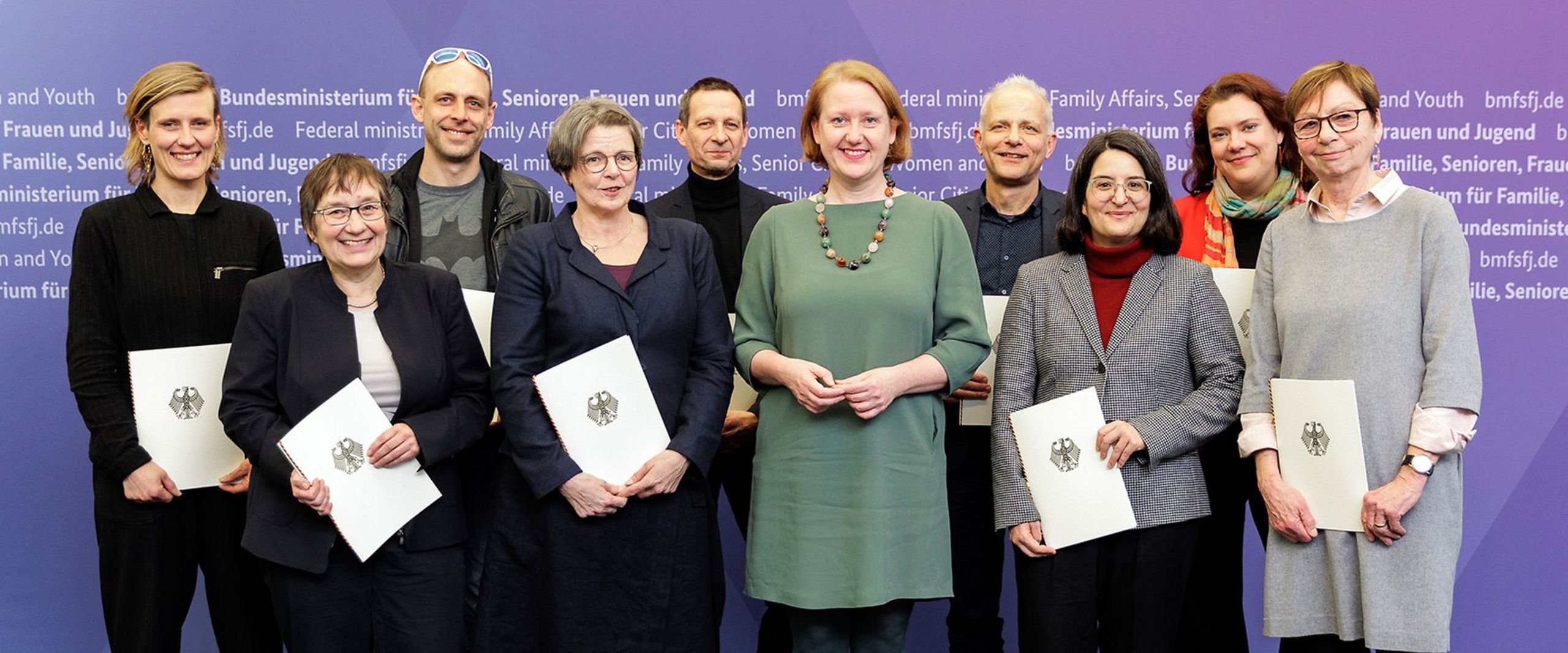 Kommission vierter Gleichstellungsbericht Gruppenbild mit Männern und Frauen
