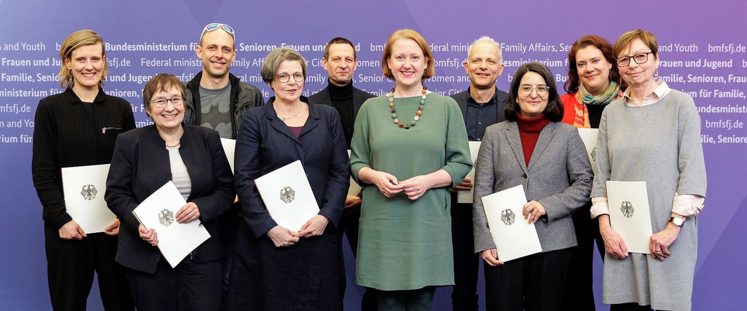 Gruppenbild mit Männern und Frauen