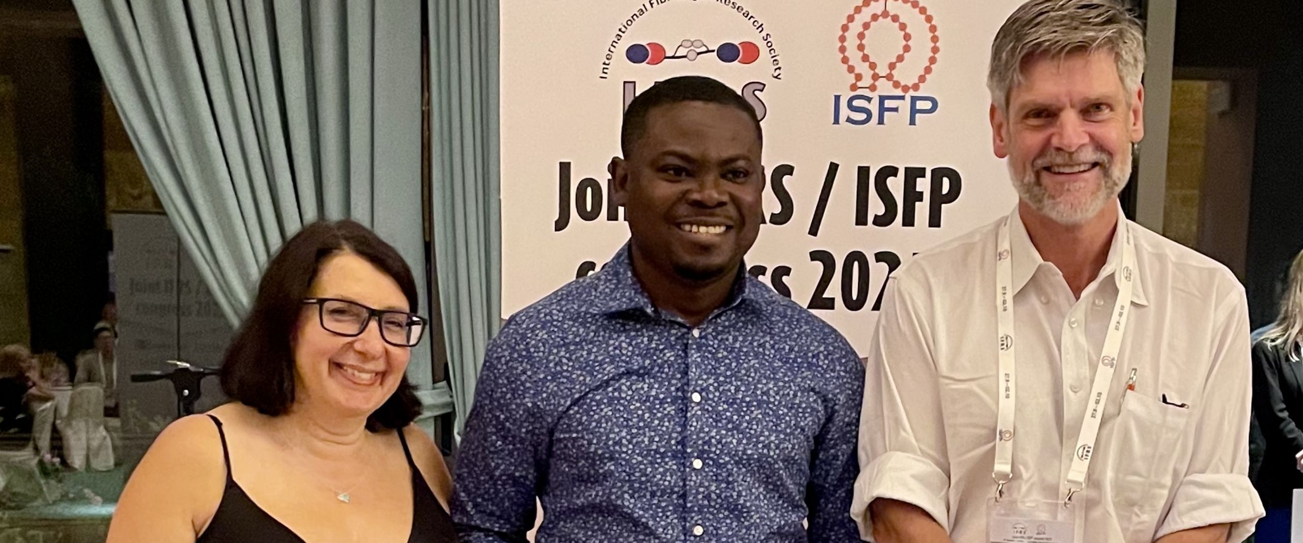 Preisträger Antoine Eyram Kwame Gruppenfoto von Kwame mit zwei Professor:innen