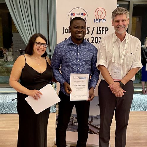 Gruppenfoto von Kwame mit zwei Professor:innen