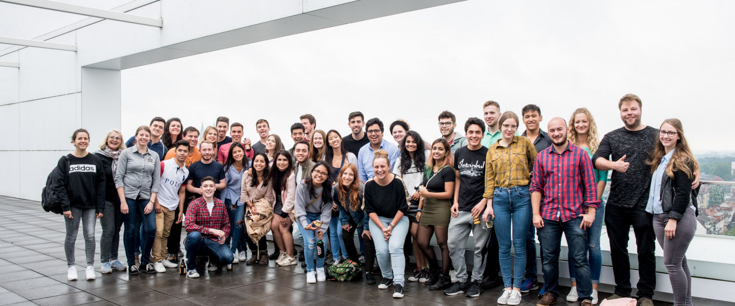 RS4415__DSC406820170628_01 Gruppenbild in einer Halle.
