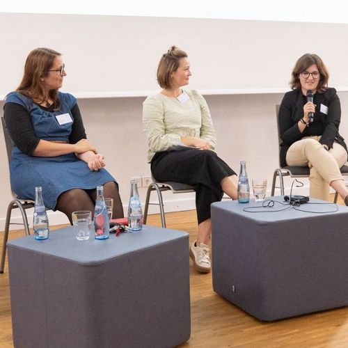 Vier Professor:innen in einer Gesprächsrunde 