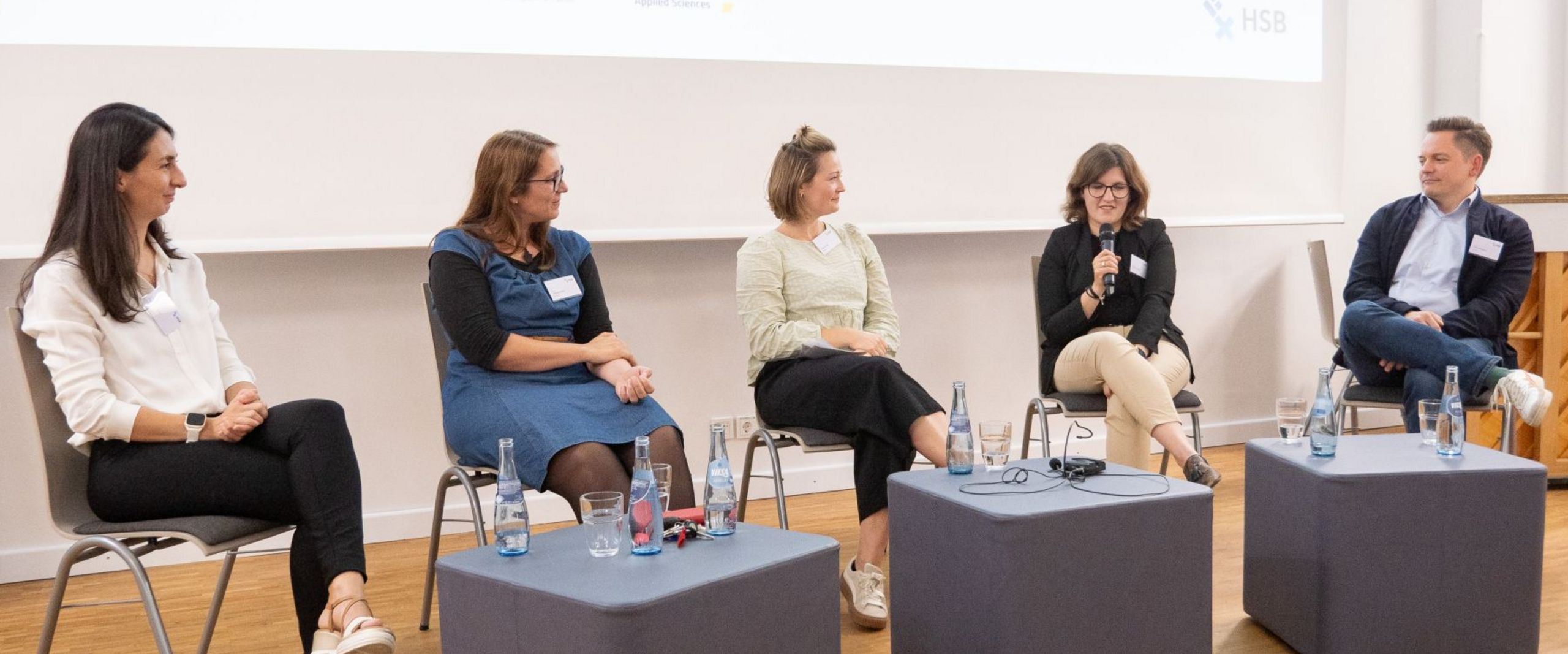 Podiumsrunde UAS7-Roadshow 2024 Vier Professor:innen in einer Gesprächsrunde