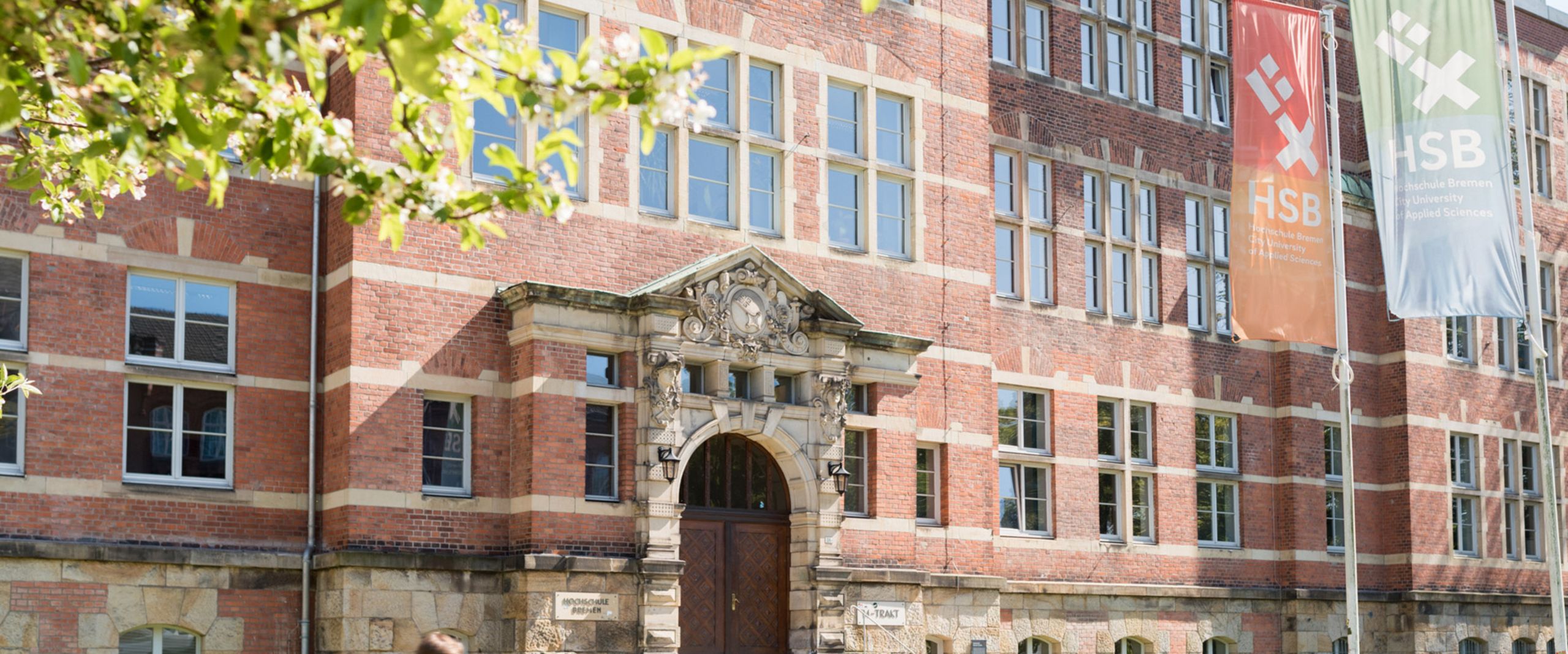 M-Gebäude M-Gebäude der HSB im Frühjahr mit 2 Studierenden
