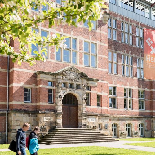 M-Geb&auml;ude der HSB im Fr&uuml;hjahr mit 2 Studierenden