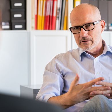 Berater mit Mann im Gespräch