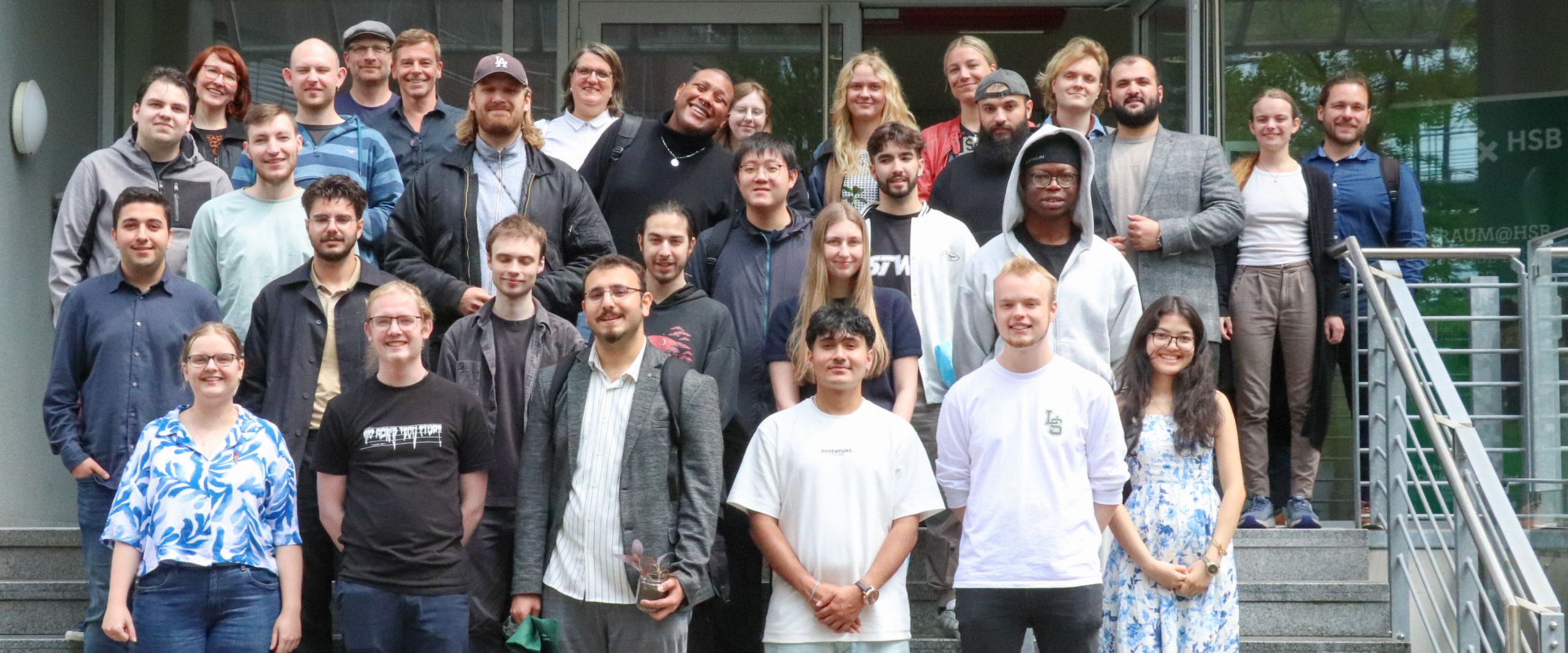 Gruppenbild mit Männern und Frauen