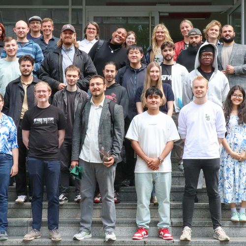 Gruppenbild mit Männern und Frauen