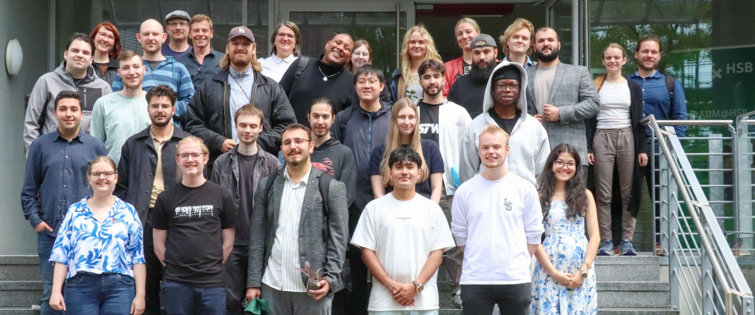 Gruppenbild mit Männern und Frauen