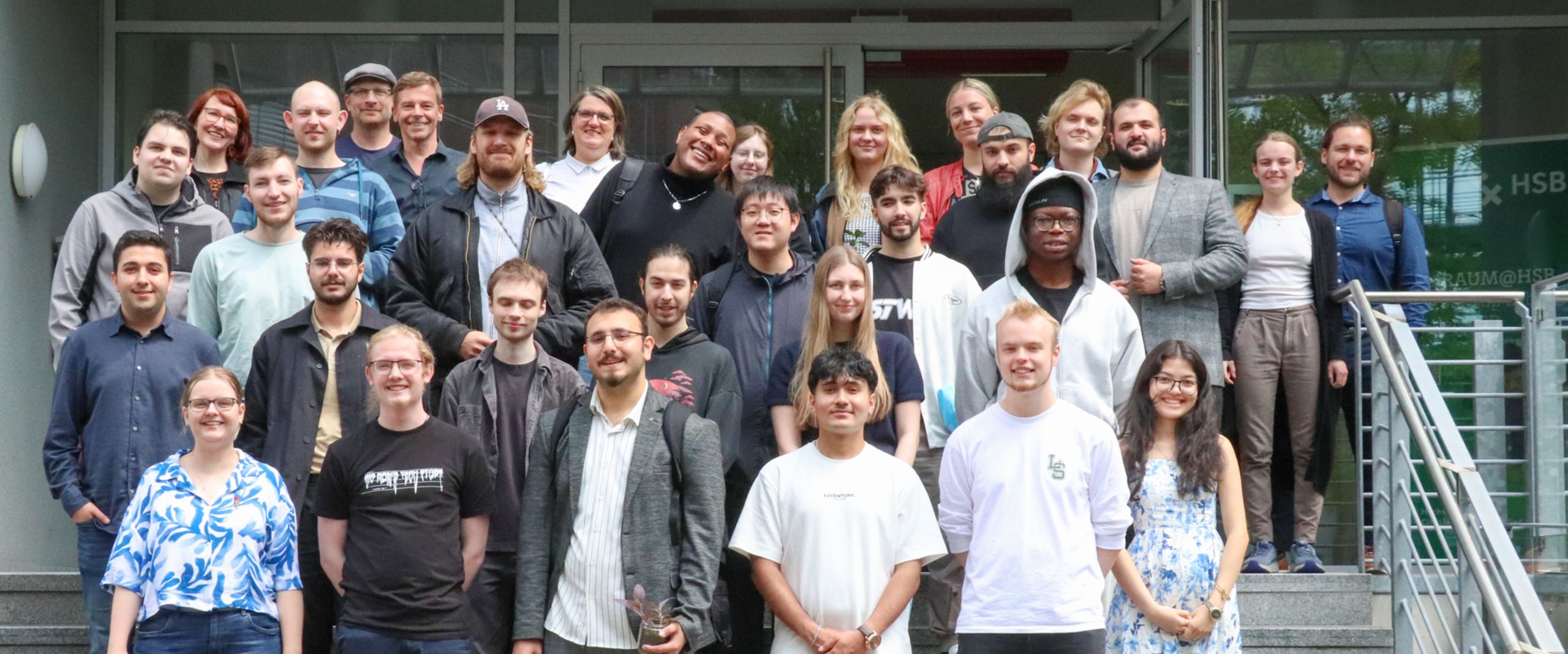 Gruppenbild mit Männern und Frauen