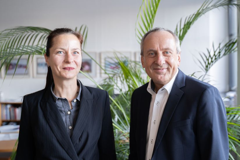 Prof. Dr. Juliane Wahren und Rektor Konrad Wolf 