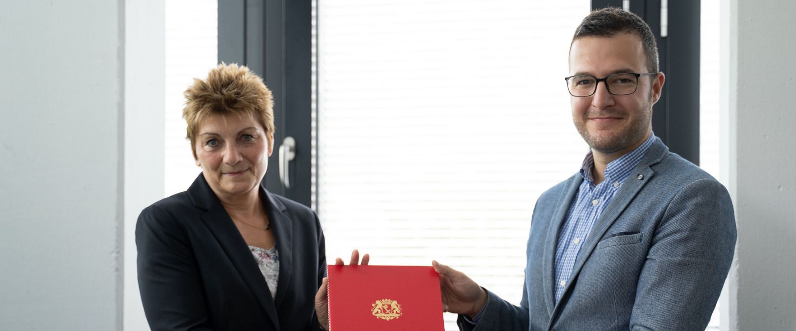 Prof. Dr. Erdem Galipoğlu (rechts) und Kanzlerin Christiane Claus anlässlich der Übergabe der Ernennungsurkunde.