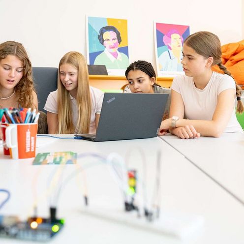 Vier Schülerinnen im meetMINT-Space Vier Schülerinnen tauschen sich im meetMINT-Space über ein Experiment aus.