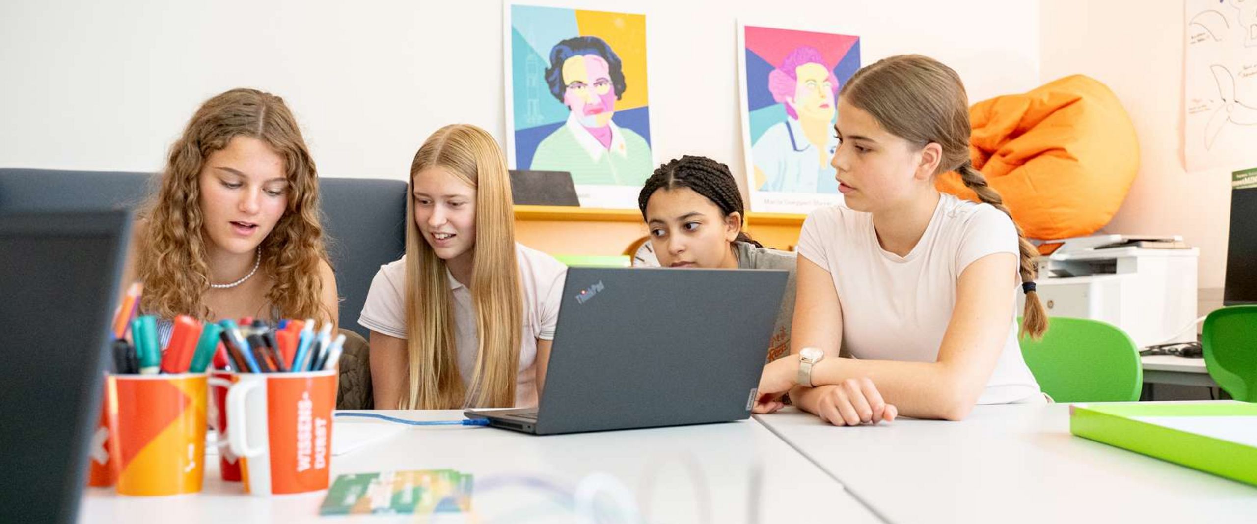 Vier Schülerinnen tauschen sich im meetMINT-Space über ein Experiment aus.