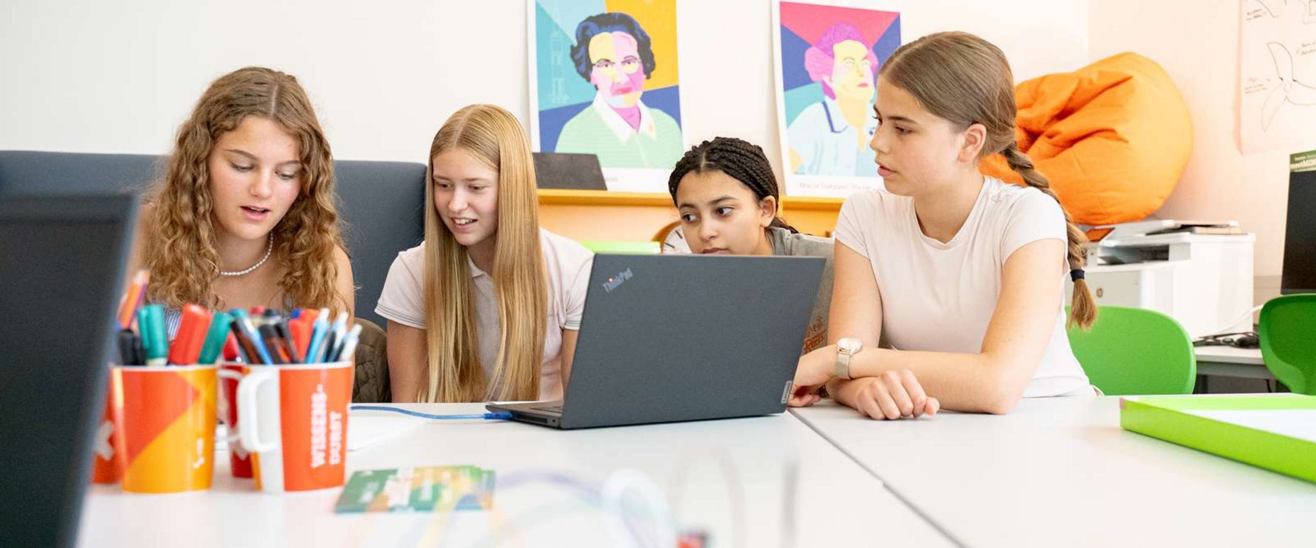 Vier Schülerinnen im meetMINT-Space Vier Schülerinnen tauschen sich im meetMINT-Space über ein Experiment aus.