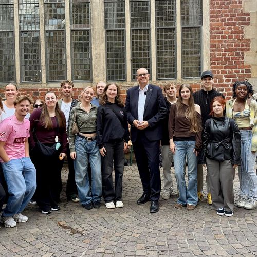 Studierende und B&uuml;rgermeister bei der Stadtrallye