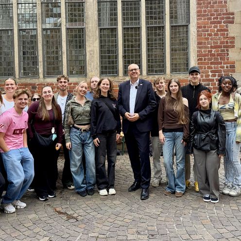 Studierende und B&uuml;rgermeister bei der Stadtrallye