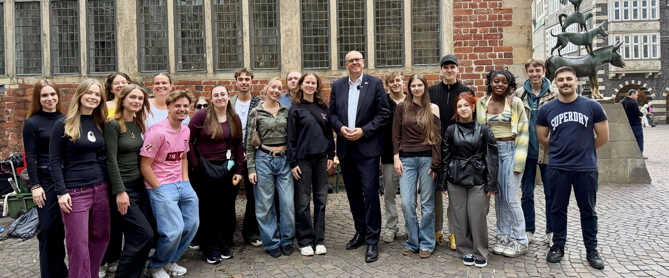 Studierende und Bürgermeister bei der Stadtrallye Studierende und Bürgermeister bei der Stadtrallye