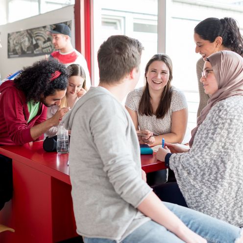 Studierende am Tisch 