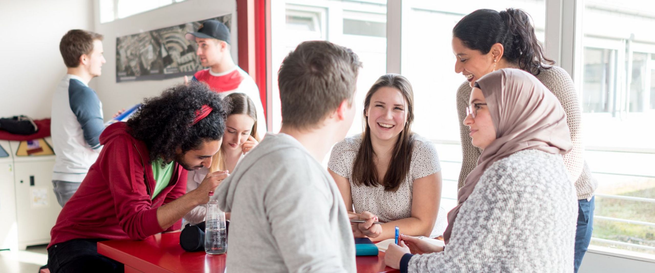 Studierende am Tisch 