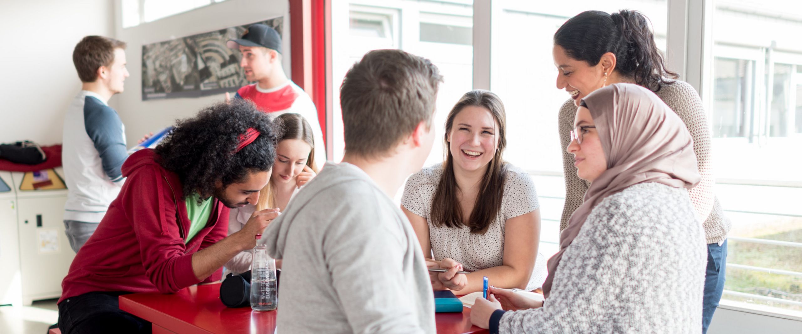 Studierende am Tisch Studierende am Tisch