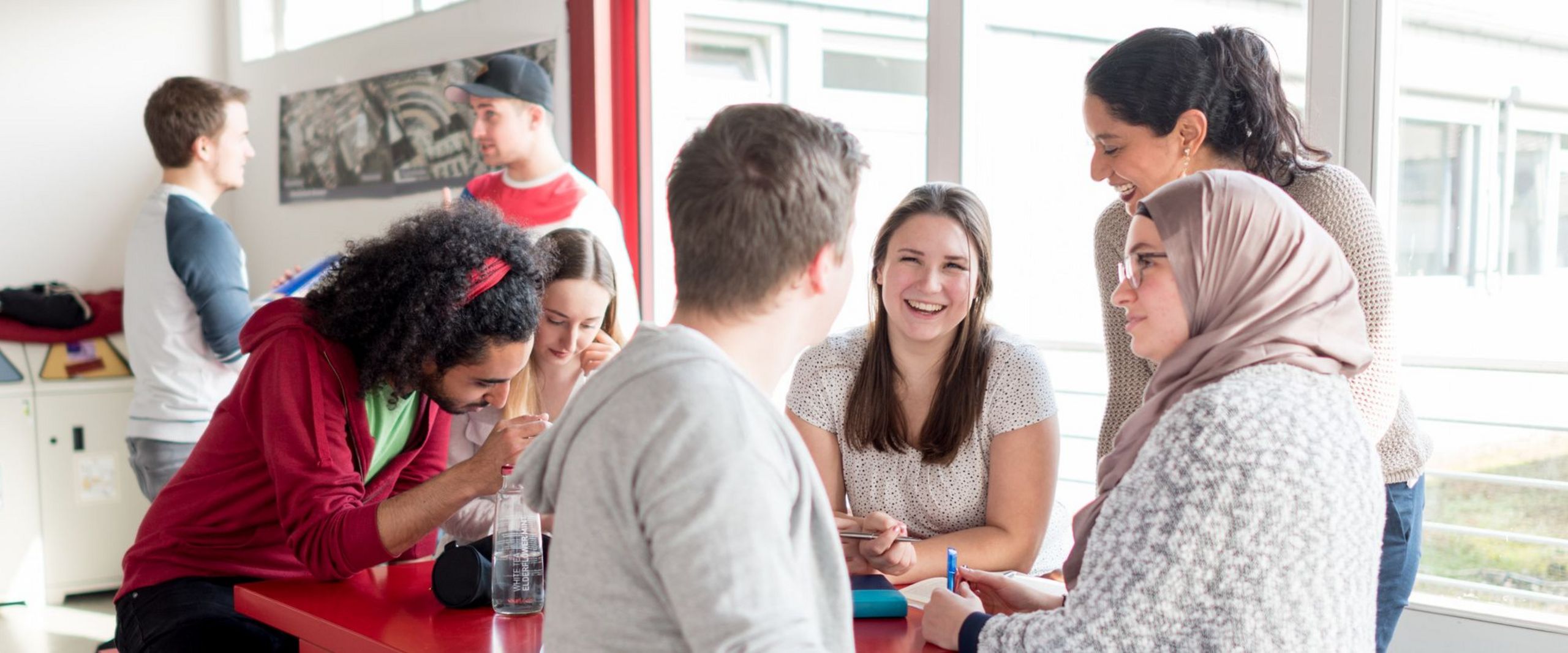 Studierende am Tisch 